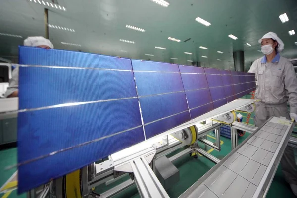 Des Ouvrières Chinoises Fabriquent Des Cellules Photovoltaïques Pour Fabriquer Des — Photo