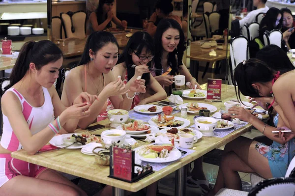 Clientes Chinesas Usam Biquínis Enquanto Fazem Refeições Restaurante Buffet Frutos — Fotografia de Stock