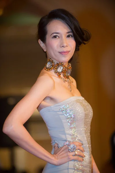 香港歌手莫凯伦抵达中国澳门出席第十七届中国音乐奖颁奖典礼时 在红地毯上摆姿势 — 图库照片
