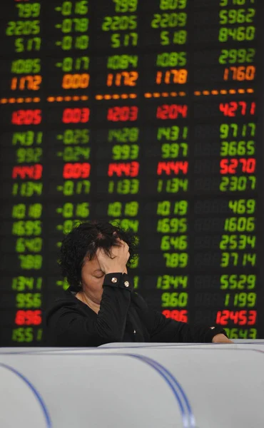 2013年4月15日 中国东部安徽省阜阳市一家股票经纪公司的股票价格 价格上涨为红色 价格下跌为绿色 — 图库照片