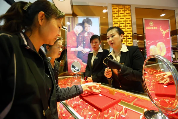 Китайський Клієнти Купують Золоті Браслети Золоті Магазин Huaibei Місті Провінції — стокове фото