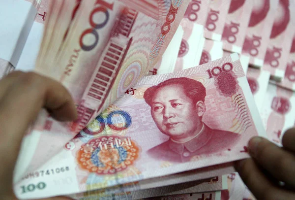 Китайский Клерк Считает Банкноты Юаня Банке Городе Хайан Провинция Цзянсу — стоковое фото