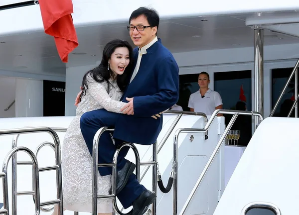 Hong Kong Kungfu Superstar Jackie Chan Right Poses Chinese Actress — Stock Photo, Image