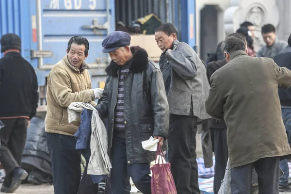 Extras Chinos Ponen Ropa Para Prepararse Para Una Sesión Filmación — Foto de Stock