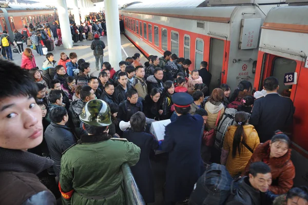 MAN WITH MEGAPHONE PUSH COMMUTERS INTO CROWDED TRAIN SO DOORS WILL CLOSE  RUSH HOUR AT PEOPLE S SQUARE SHANGHAI CHINA Stock Photo - Alamy