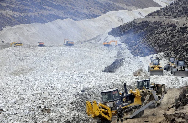 2013年3月30日 中国西南西藏自治区拉萨市玛佐贡嘎县一金矿发生山体滑坡 挖掘机 轮式装载机和推土机清理瓦砾 寻找被埋在地下的工人 — 图库照片