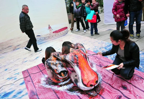 Artista Derecha Pinta Tigre Cuerpos Tres Mujeres Fuzhou Provincia Fujian — Foto de Stock