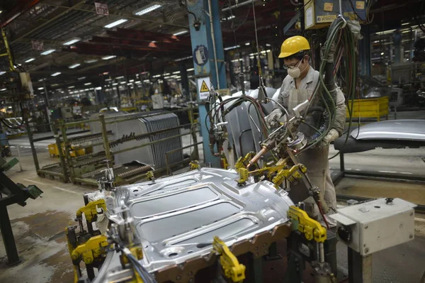 Bir Işçi Wuhan Dpca Fabrikasında Araba Kaputları Parlatır Dongfeng Peugeot — Stok fotoğraf