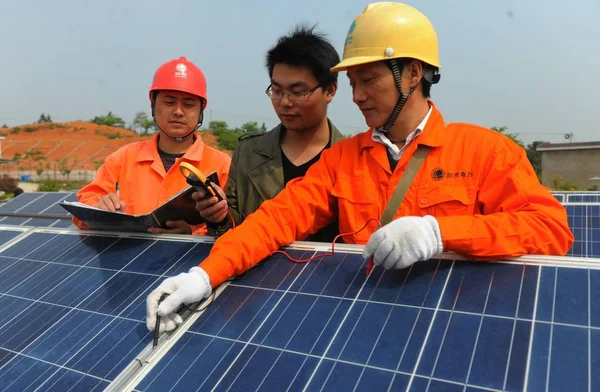 Lavoratori Cinesi Controllano Schiere Pannelli Solari Sul Tetto Edificio Imprese — Foto Stock