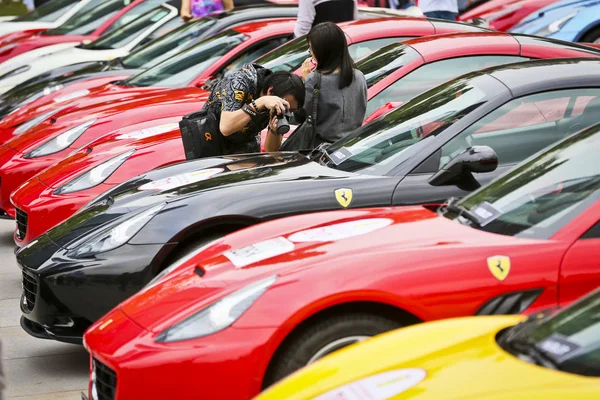 Nsanlar Bakmak Çin Ferrari Varlığının Yıldönümünü Kutlamak Için Bir Geçit — Stok fotoğraf