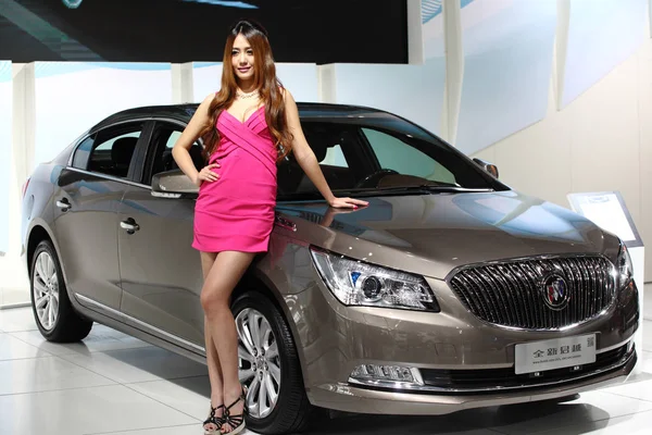 Model Standing New Style Regal Stand Buick 19Th Beijing Automobile — Stock Photo, Image