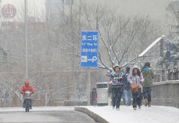 Des Piétons Des Cyclistes Traversent Pont Dans Neige Lourde Pékin — Photo