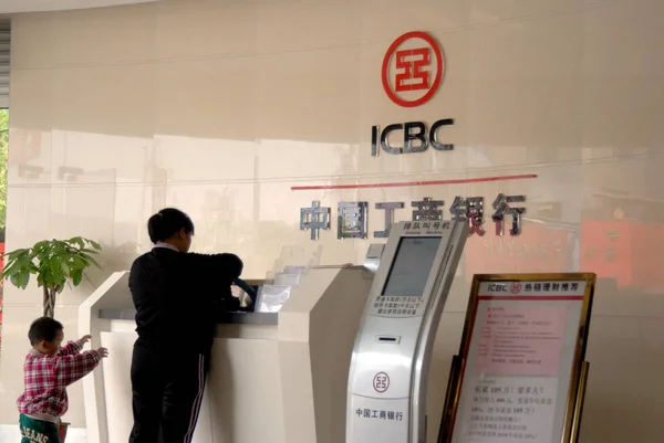 Китайський Клієнтів Звертає Готівку Послугами Банкомату Icbc Промислового Комерційного Банку — стокове фото