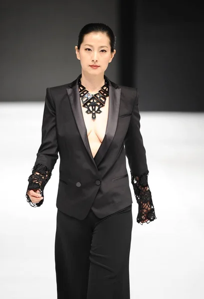 モデルは Jefen ファッションでフランキー謝ショー メルセデス ベンツ中国 2013年秋 冬のファッションウィーク北京 2013 日の間に中国のファッション デザイナーで新しい創造が表示されます — ストック写真