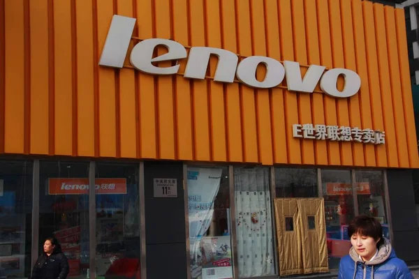 Los Peatones Pasan Por Una Tienda Lenovo Beijing China Septiembre — Foto de Stock