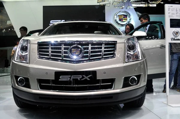 Odwiedzający Spojrzeć Cadillac Srx General Motors Podczas Shanghai International Automobile — Zdjęcie stockowe