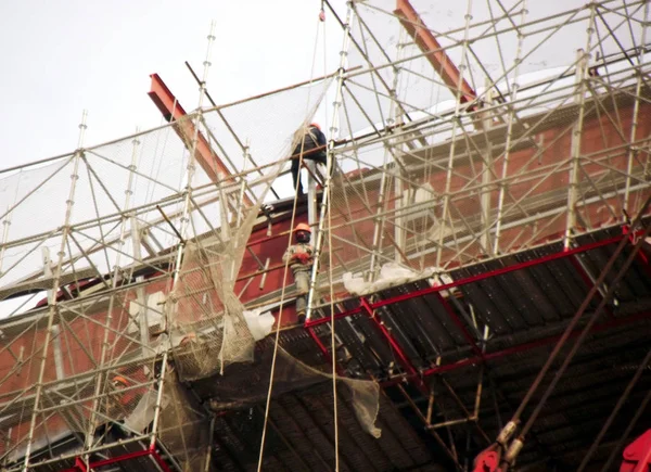 Builders work on the site of the worlds largest no-spoke ferris wheel in Changzhou city, southeast Chinas Jiangsu province, 2 January 2013. — Stock Image Builders Work Site Worlds Largest Spoke Ferris Wheel Changzhou City Stock Photo