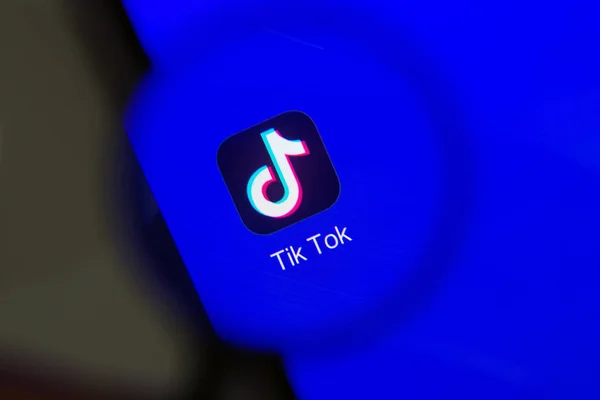 Пользователь Сети Использует Мобильное Приложение Tik Tok Зарубежную Итерацию Короткого — стоковое фото