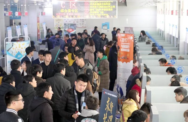 Αρχείο Κινέζικο Αναζητούν Εργασία Αναζητούν Απασχόληση Μια Έκθεση Εργασίας Στην — Φωτογραφία Αρχείου