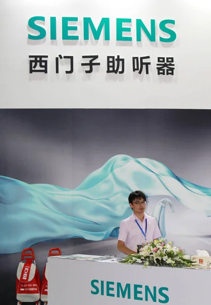 Kinesisk Anställd Ses Montern Siemens Expo Nanjing City Östra Kinas — Stockfoto