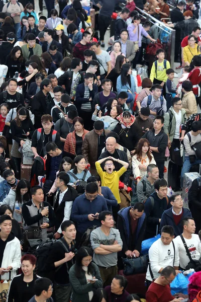 Pasażerów Czekać Ich Pociągi Podczas Gorączki Podróży Spring Festival Znany — Zdjęcie stockowe