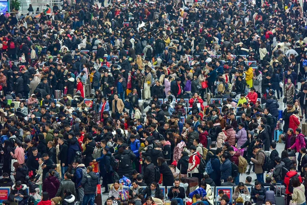 Пассажиры Ждут Своих Поездов Время Весеннего Фестиваля Известного Чуньюнь Восточном — стоковое фото