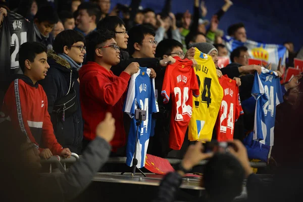 Ποδοσφαιριστής Κινεζική Lei Αντιδρά Κατά Την Επίσημη Παρουσίασή Του Παίκτης — Φωτογραφία Αρχείου