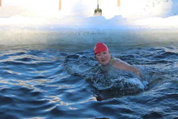 Entusiasta Natación Invierno Nada Una Piscina Helada Durante Una Sesión — Foto de Stock