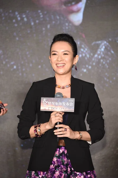 中国で クロッシング 彼女の新しい映画の記者会見で中国の女優チャン ツィイー笑 2014 — ストック写真