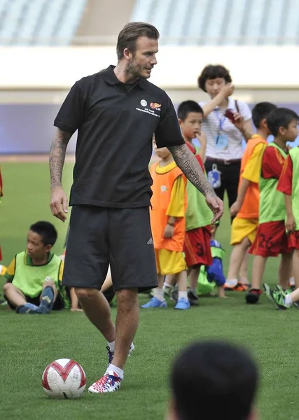 David Beckham Superestrella Del Fútbol Inglés Juega Fútbol Con Niños — Foto de Stock