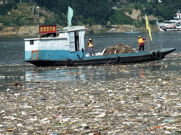 Lavoratori Cinesi Raccolgono Rifiuti Galleggianti Sul Fiume Yangtze Nel Serbatoio — Foto Stock