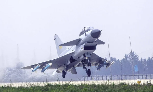 2014年6月27日 一架J 10战斗机在中国东部山东省济南市的解放军 解放军 机场进行军事演习时起飞 — 图库照片