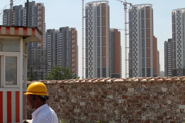 Ein Chinesischer Wanderarbeiter Arbeitet Auf Der Baustelle Eines Wohnprojekts Der — Stockfoto