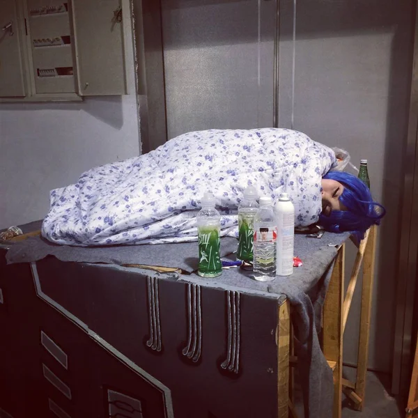 Uma Jovem Cosplay Girl Coser Encontra Dorme Uma Mesa Nos — Fotografia de Stock