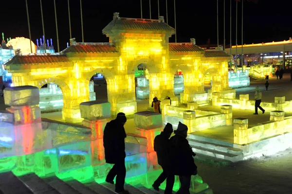 Turistas Observam Esculturas Gelo Durante 28Th Harbin International Ice Snow — Fotografia de Stock