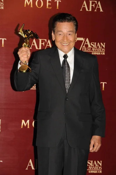 Actor Filipino Eddie Garcia Posa Con Trofeo Después Ganar Premio — Foto de Stock