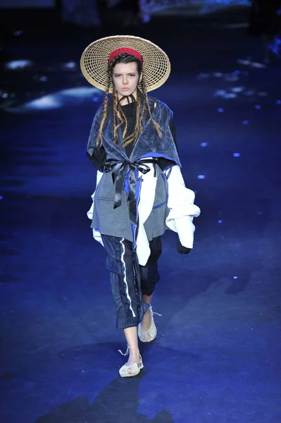 Modelo Exibe Uma Nova Criação Qiu Yuwen Zhang Zhaoda Fashion — Fotografia de Stock