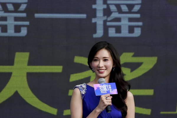 2014 日中国東部の安徽省合肥市での不動産プロジェクトのプロモーション イベント中に台湾の女優リン チーリン笑顔 — ストック写真