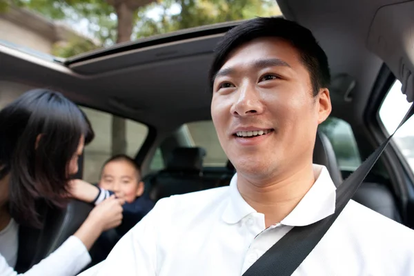 Foto China Chino Hombre Mujer Coche Sedán Conducción Familia Pareja — Foto de Stock