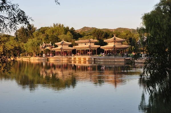 Pavilonok Megtekintése Egy Tónál Chengde Városban Észak Chinas Hebei Tartományban — Stock Fotó