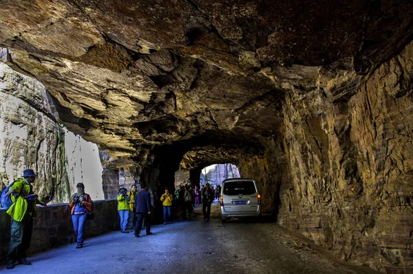 2014 日中国中部の河南省輝県市郡新郷市の太行山脈にヘビースモーカー山 Guoliang トンネルを歩く観光客 — ストック写真