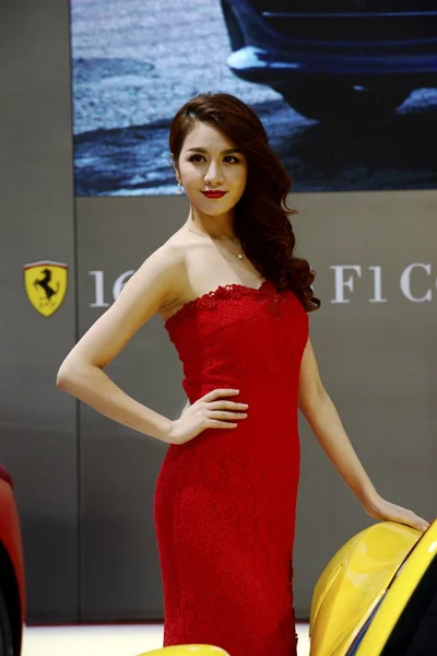 Model Poses Stand Ferrari 12Th China Guangzhou International Automobile Exhibition — Stock Photo, Image