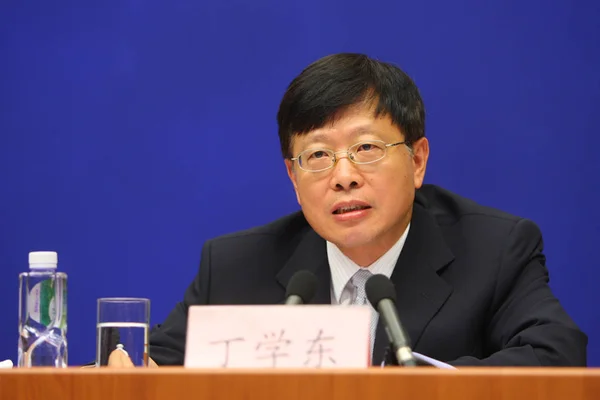 2009年8月7日 时任财政部副部长的丁学东在中国北京举行的新闻发布会上发表讲话 — 图库照片