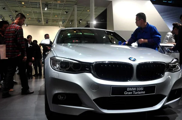 People Visit Stand Bmw Automobile Exhibition Shanghai China April 2013 — Stock Photo, Image