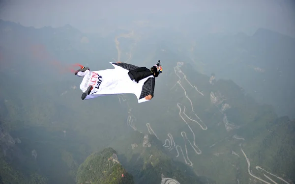 2014年10月14日 在中国中部湖南省张家界市天门山举行的第三届红牛Wwl中国大奖赛上 一名翼衣飞人参加比赛 — 图库照片