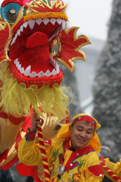 Animadores Chinos Realizan Una Danza Del Dragón Durante Una Feria — Foto de Stock