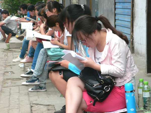 2013年6月7日 在中国河南省中部的开封市 学生们在每年的全国高考考场外等候时学习 — 图库照片