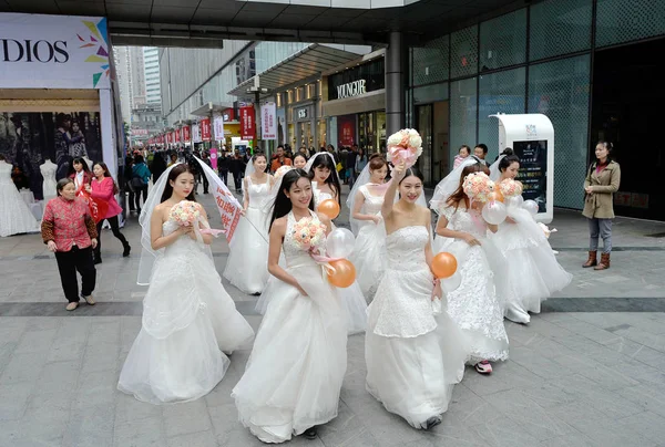 Mulheres Solteiras Vestidas Com Vestidos Casamento Possuem Buquês Flores Balões — Fotografia de Stock