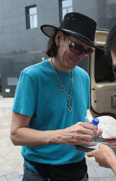 Amerikaanse Gitarist Steve Vai Handtekeningen Voor Een Chinese Fan Als — Stockfoto