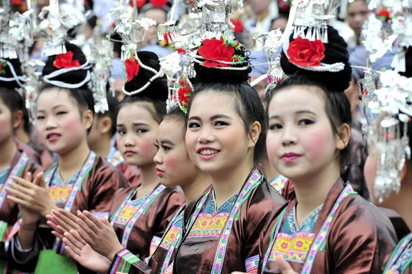 Китайские Девушки Этнического Меньшинства Дун Одетые Традиционные Костюмы Участвуют Конкурсе — стоковое фото